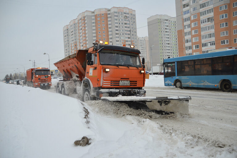 На расчистке тверских дорог работает более 20 снегоуборочных машин