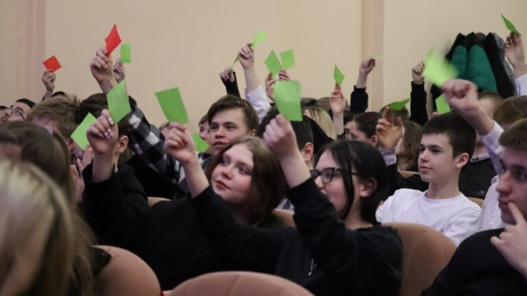 Школьникам Калининского округа рассказали, почему важно ходить на выборы