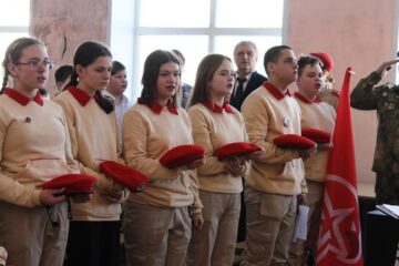 В Васильевском Мхе Калининского округа школьники вступили в ряды юнармейцев
