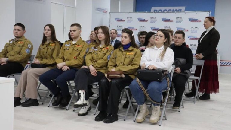 Депутаты и представители администрации Калининского округа встретились с молодежью