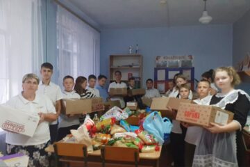 Школьники Калининского округа собирают посылки бойцам в зону СВО