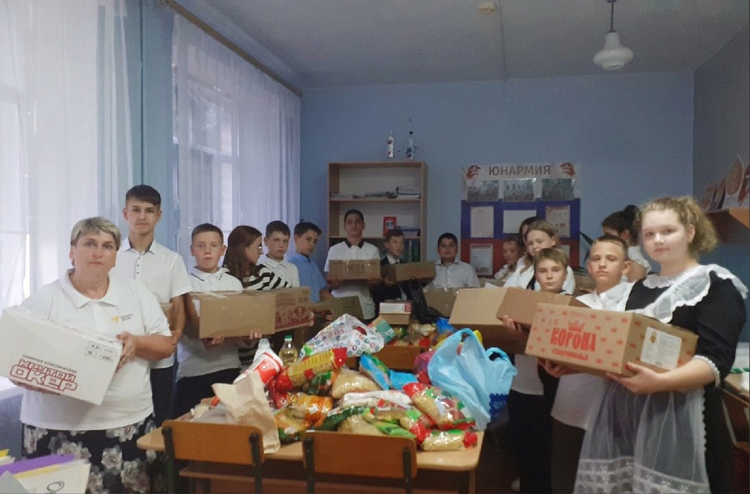 Школьники Калининского округа собирают посылки бойцам в зону СВО