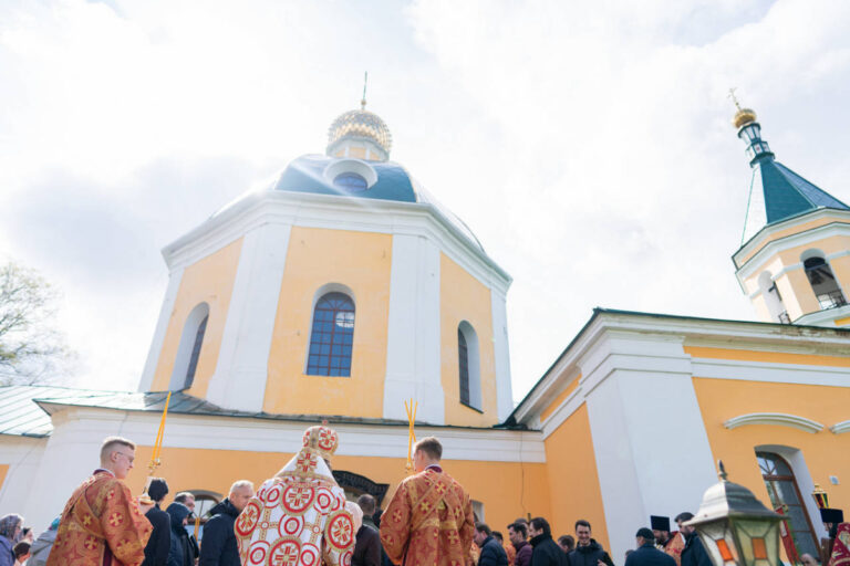 Митрополит Амвросий совершил Божественную литургию в Казанской церкви в Медном