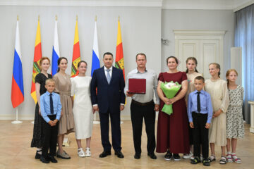 Дружные семьи из Калининского округа получили награды губернатора