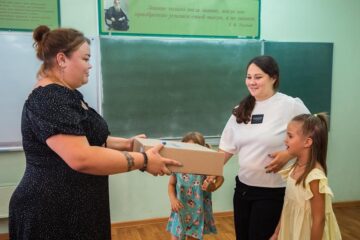В Тверской области начали выдавать школьную форму многодетным семьям