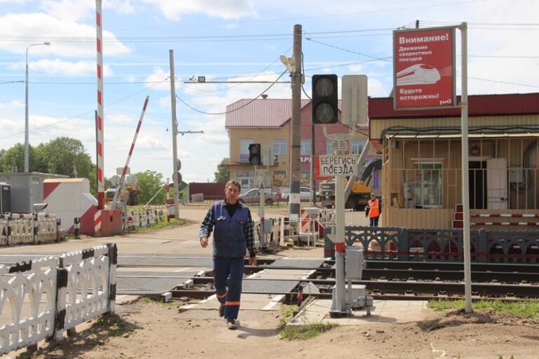 На железнодорожном переезде в Чуприяновке Калининского округа ограничено движение транспорта