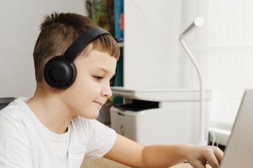 Школьники Калининского округа могут защитить себя и своих близких от кибермошенников