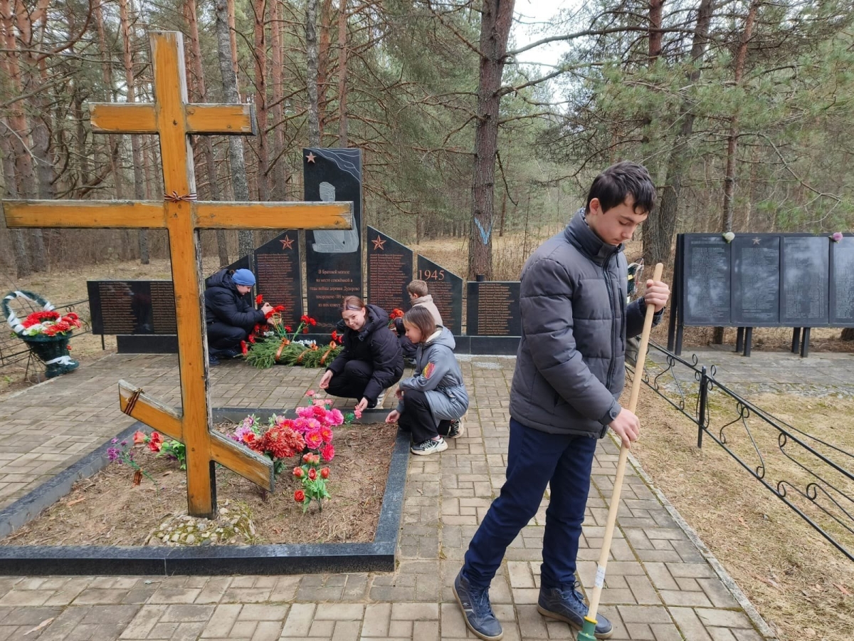 В Калининском округе школьники продолжают шефство над воинскими захоронениями