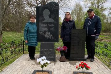 Сотрудники администрации Калининского округа провели субботник на мемориале в Вахново