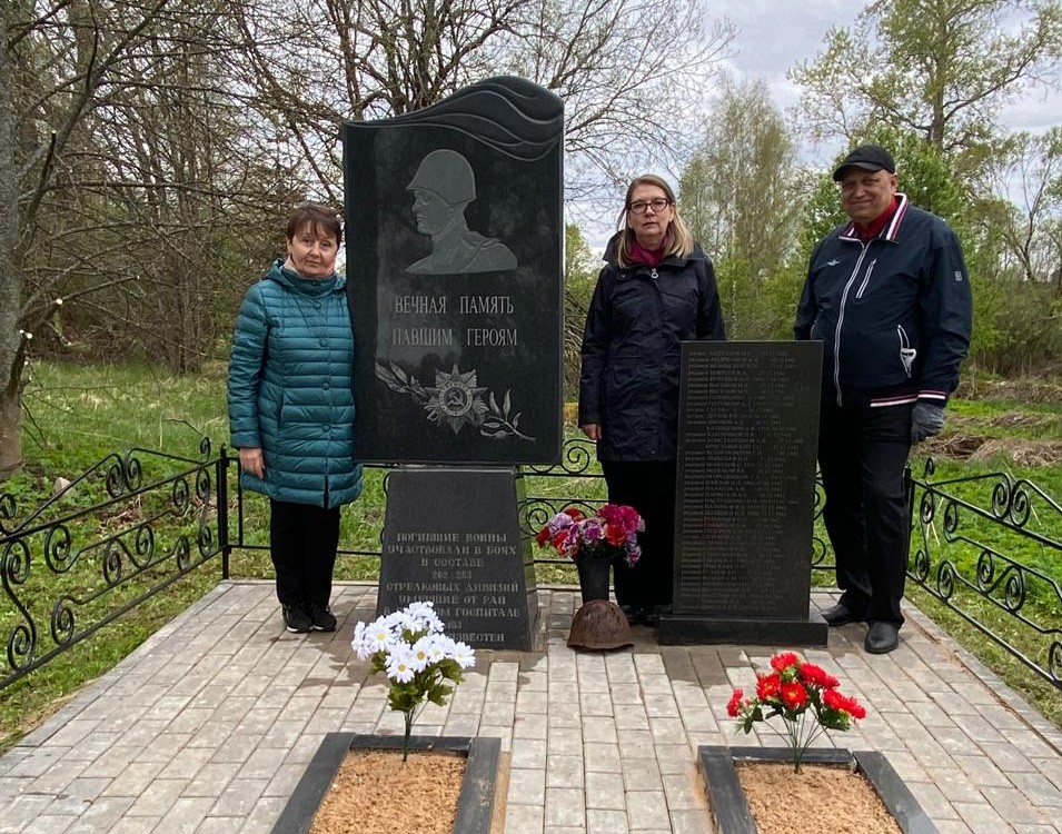 Сотрудники администрации Калининского округа провели субботник на мемориале в Вахново
