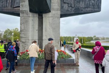Юнармейцам Калининского округа выпала честь стоять в почетном карауле у обелиска Победы