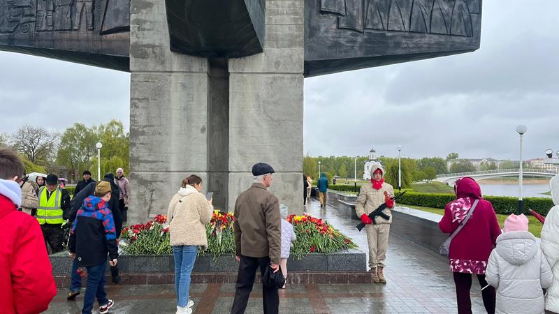 Юнармейцам Калининского округа выпала честь стоять в почетном карауле у обелиска Победы
