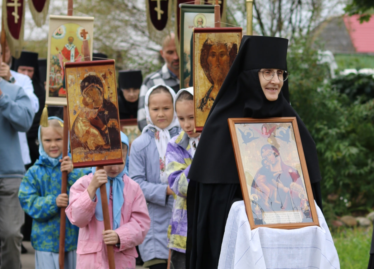 В Оршине монастыре и Тверской картинной галерее почтили Феодоровскую икону Божией Матери ⠀